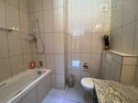 En-suite Badezimmer mit Badewanne